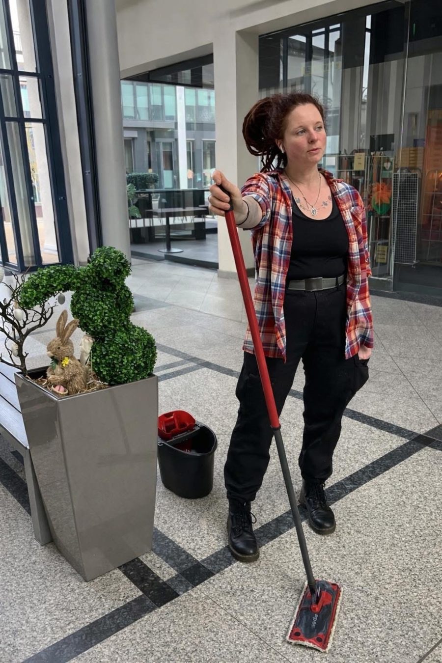 Susanne Rohse bei der Reinigung